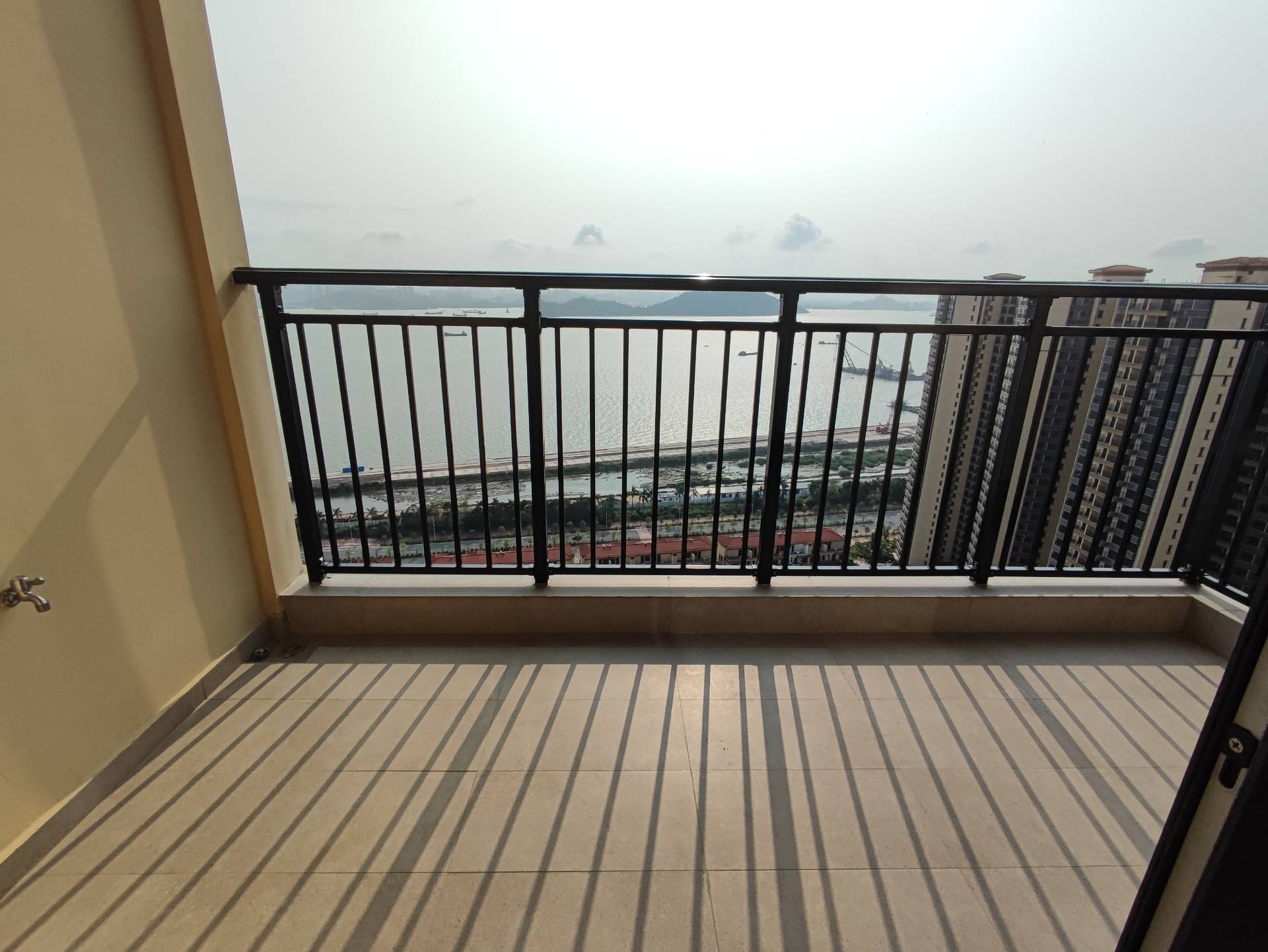 碧海云天 首次出租 拎包入住3房 3卧室和阳台180度面向江景(图4)